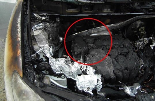 본문 이미지 - 차량 엔진룸 화재 사진. 엔진오일 주입구 캡이 있는 상태에서 화재가 발생했다면 캡이 녹아내린 흔적(빨간색 동그라미)을 찾아볼 수 있다.  (뉴스1 DB)ⓒ News1