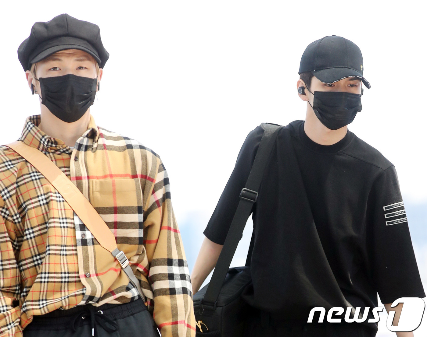 (인천공항=뉴스1) 권현진 기자 = 워너원 강다니엘, 옹성우(오른쪽)가  '케이콘 2018 LA(KCON 2018 LA)' 참석차 10일 오후 인천국제공항을 통해 미국으로 출국하고 …