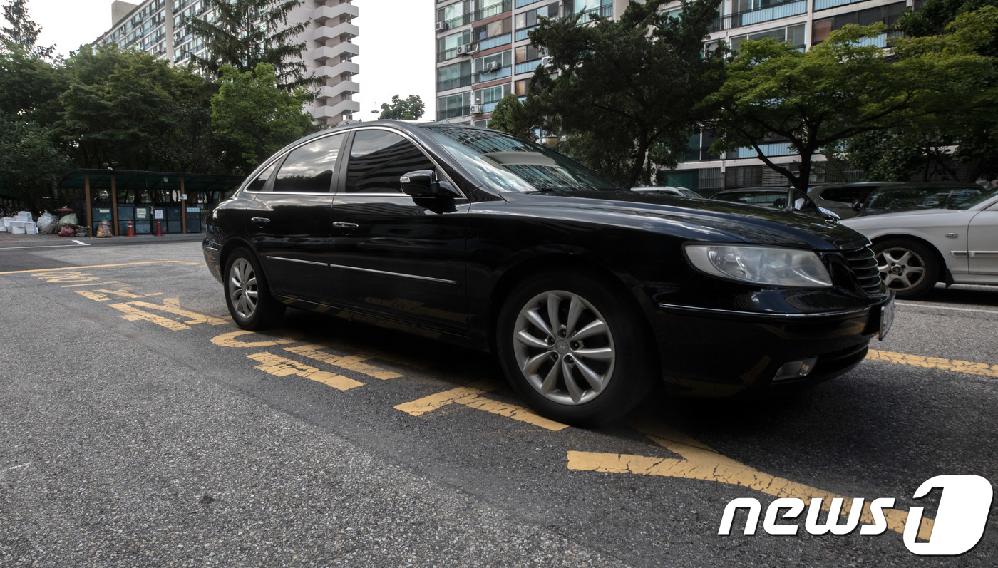 (서울=뉴스1) 성동훈 기자 = 소방차 전용구역 주차시 최대 100만원의 과태료를 부과하는 소방기본법 및 개정 도로교통법이 시행된 10일 서울 강남구의 한 아파트 단지 소방차 전용 …