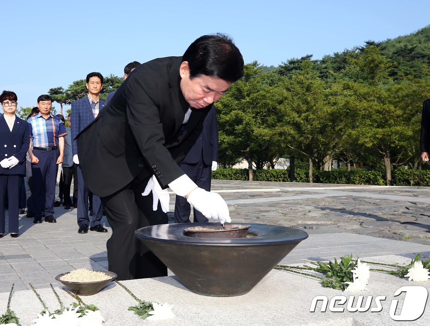 본문 이미지 - 더불어민주당 당권에 도전하는 김진표 의원이 13일 오전 경남 김해시 봉하마을을 찾아 고(故) 노무현 전 대통령 묘소를 참배하고 있다.(김진표 의원실 제공)2018.8.13/뉴스1 ⓒ News1 강대한 기자