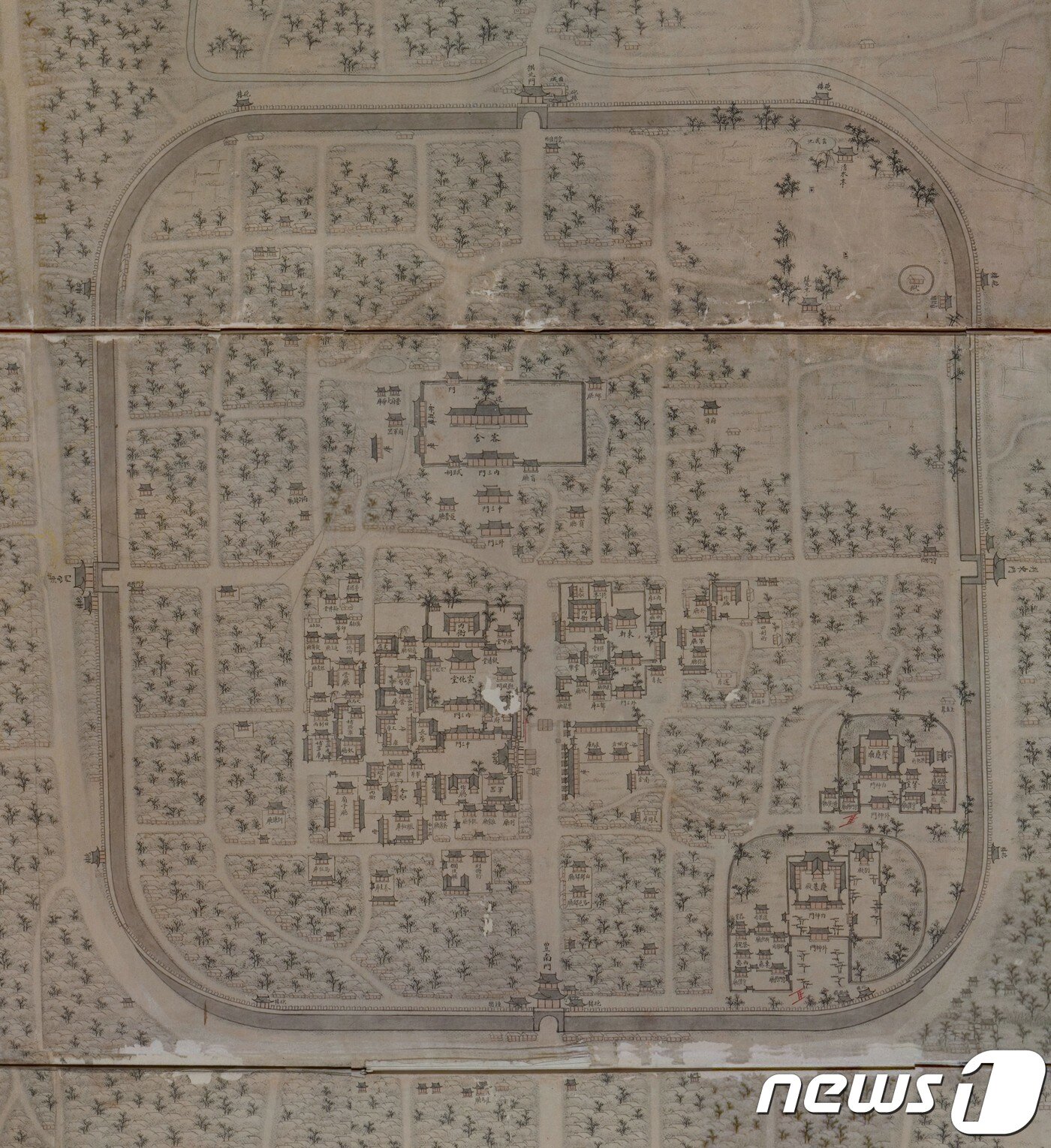 본문 이미지 - 국립전주박물관 소장 '완산부지도' 중 전주부성. 전주부성 안에 전라감영과 풍패지관(객사), 경기전 등이 있다. /뉴스1