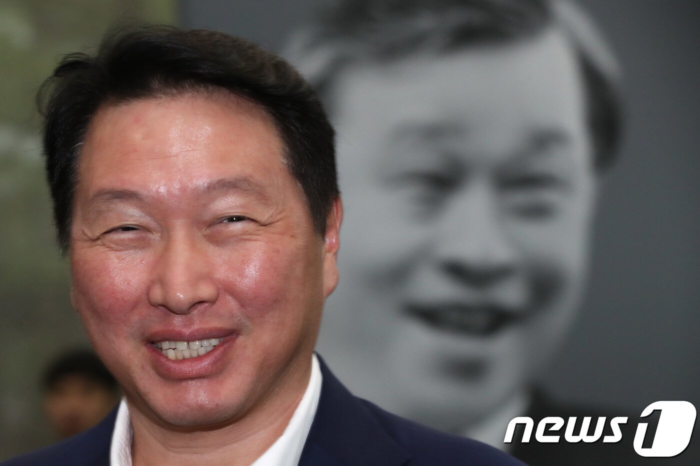 본문 이미지 - 최태원 SK그룹 회장이 서울 종로구 SK 서린사옥에서 열린 故 최종현 SK 회장 20주기 사진전에서 취재진들의 질문에 답하고 있다. 2018.8.14/뉴스1 ⓒ News1 성동훈 기자