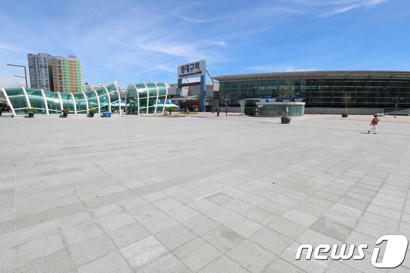 (대구=뉴스1) 공정식 기자 = 태풍이 한반도를 비껴가면서 주춤했던 폭염이 다시 기승을 부리고 있다. 말복을 이틀 앞둔 14일 오전 폭염이 계속되자 대구의 관문인 동대구역 광장이 …