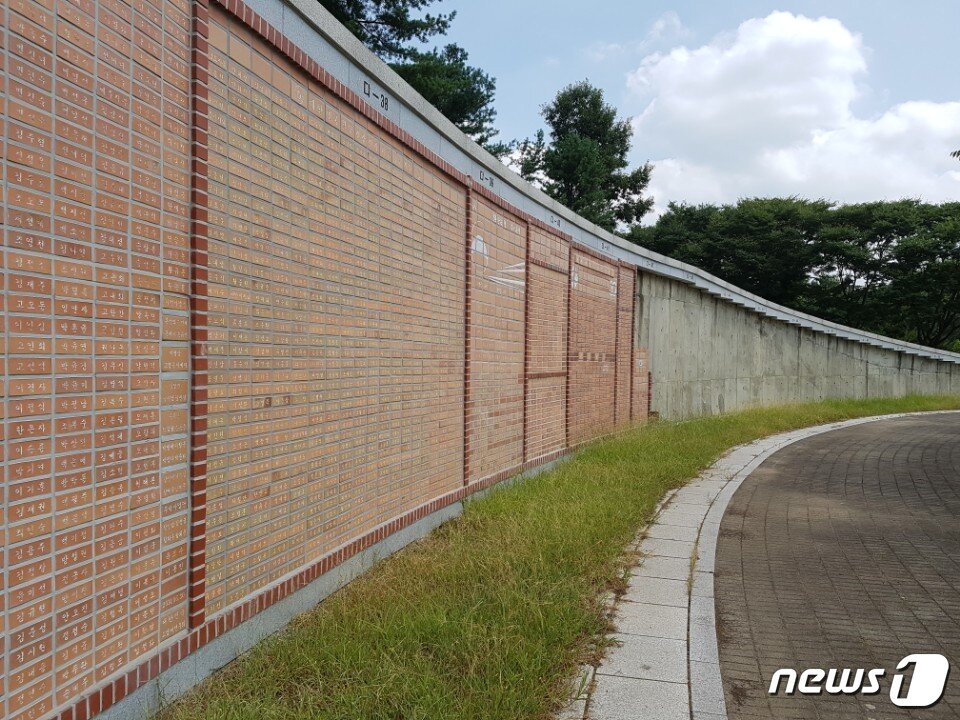 본문 이미지 - 국민참여의 장에 쌓여가고 있는 통일 벽돌. 사진 오른쪽으로 채워지지 않은 빈 공간이 보인다. ⓒ News1