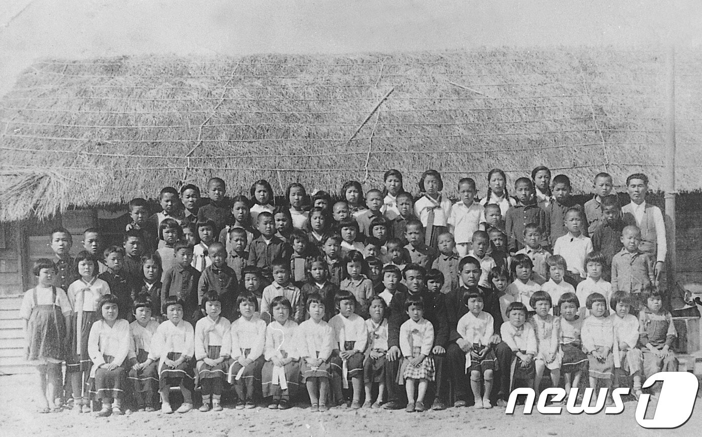 본문 이미지 - 1940년대 중반 우토로 주민들이 자발적으로 만든 민족학교 앞에서 찍은 기념사진. 이들은 대부분 2세로 성장해 우토로마을 강제철거를 막는데 앞장선 인물들로 현재 대부분이 세상을 떠났다. (우토로 역사관을 위한 시민모임 제공) ⓒ News1