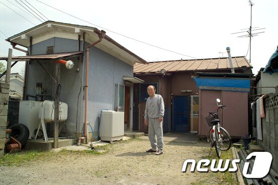 본문 이미지 - 우토로마을 주민들은 옛 가옥 철거 전 집 앞에서 마지막으로 기념 사진을 남겼다. (임재현 作, 우토로 역사관을 위한 시민모임 제공) ⓒ News1