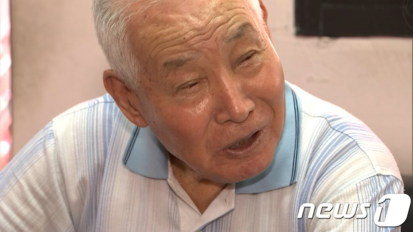 본문 이미지 - 오는 20일로 예정된 남북 이산가족 상봉을 기다리는 황우석 할아버지(89세). 황 할아버지는 이번 상봉행사에서 북측의 딸(71)과 외손녀(39)를 만날 예정이다.(공동취재단)2018.8.15/뉴스1