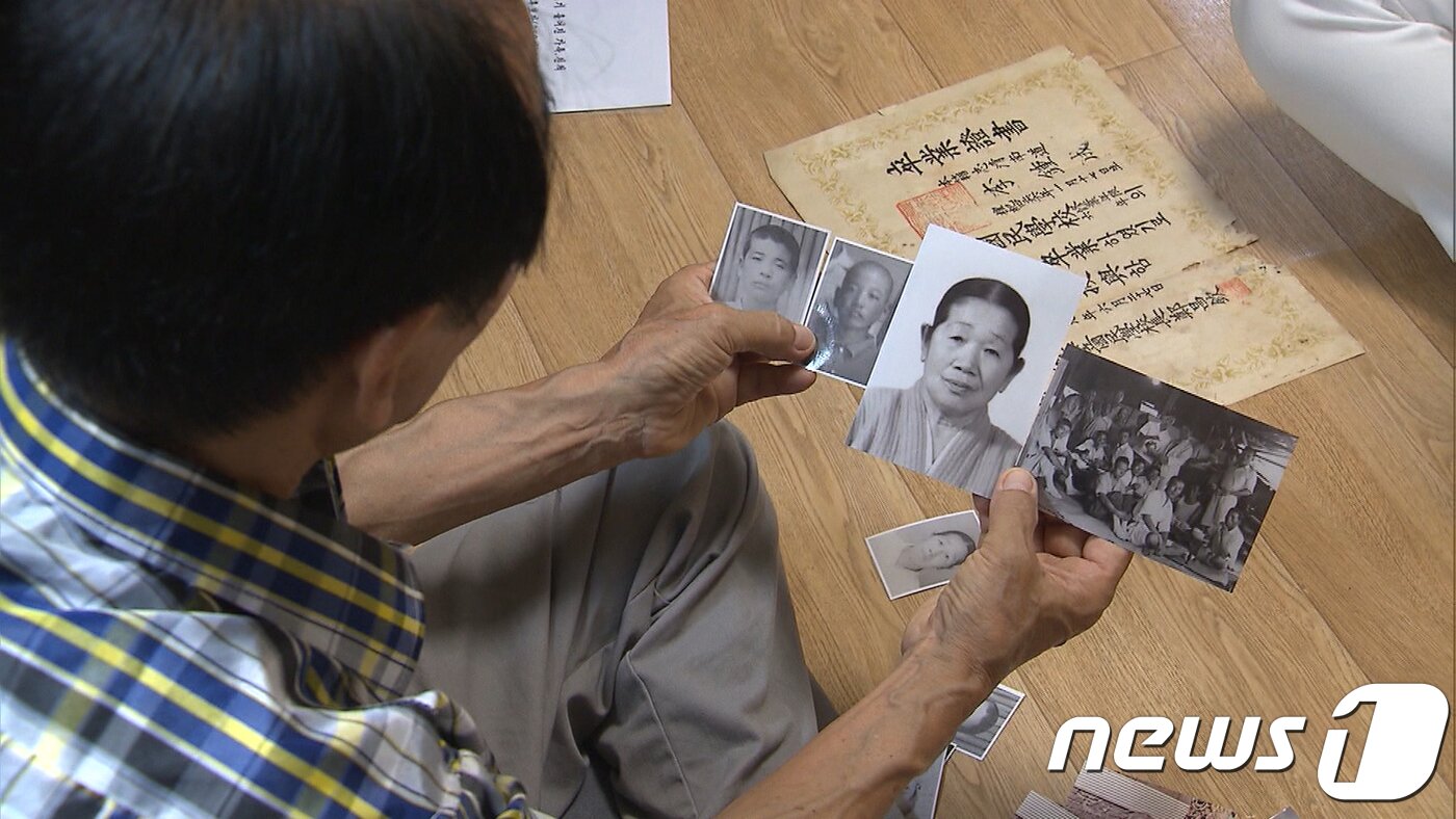 본문 이미지 - 오는 20일로 예정된 남북 이산가족 상봉을 기다리는 이수남 할아버지(77세). 이 할아버지는 이번 상봉행사에서 북측의 큰형(87세)을 만날 예정이다.(공동취재단)2018.8.15/뉴스1