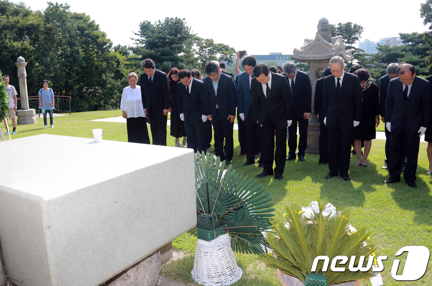 (서울=뉴스1) 이동원 기자 = 손학규 바른미래당 당대표 후보가 15일 오전 서울 용산구 효창공원에 있는 독립운동가 묘소를 찾아 임시정부 주석을 지낸 백범 김구 선생 묘역에 참배하 …