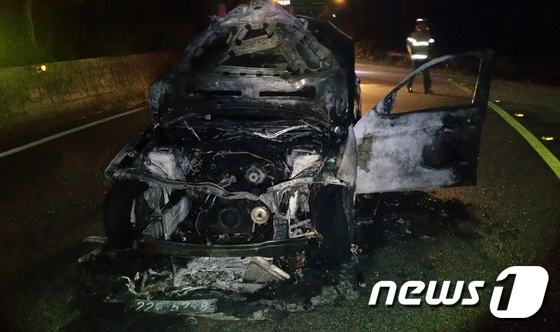 15일 오전 4시17분께 전북 임실군 신덕면 국도에서 문모씨(28)가 운전하던 BMW X1 차량에서 불이 났다(뉴스1DB)© News1