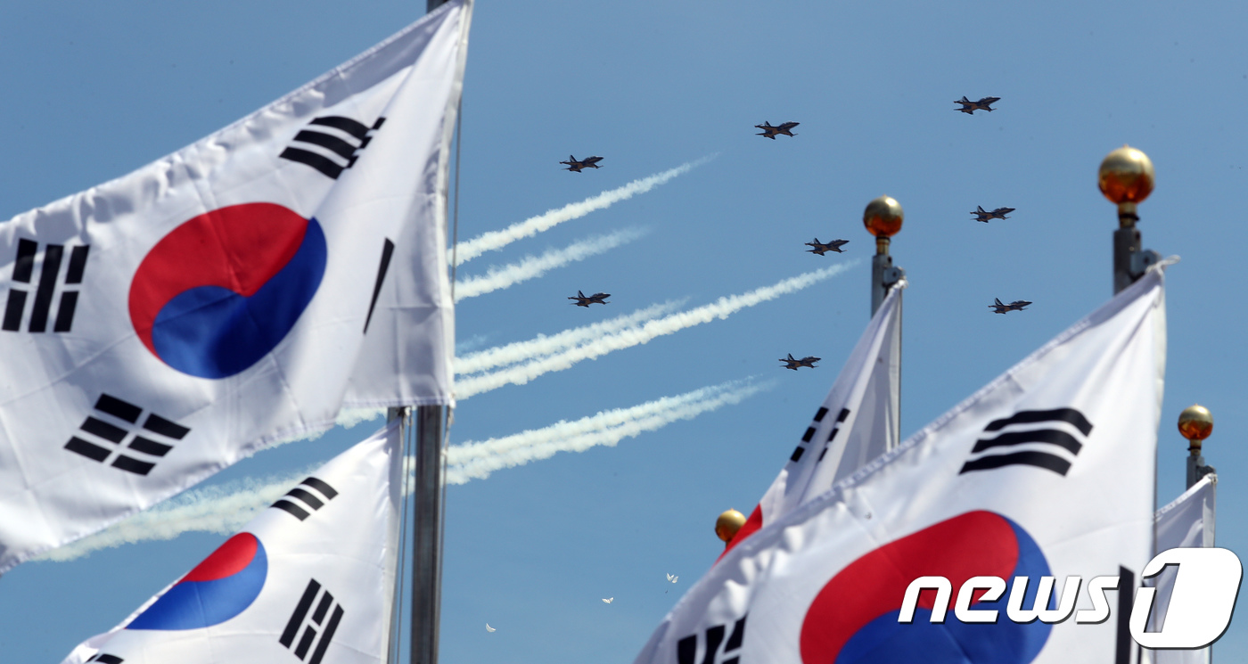 (천안=뉴스1) 장수영 기자 = 광복절인 15일 충남 천안시 독립기념관 상공에서 공군 특수비행팀 블랙이글스가 에어쇼를 선보이고 있다. 2018.8.15/뉴스1