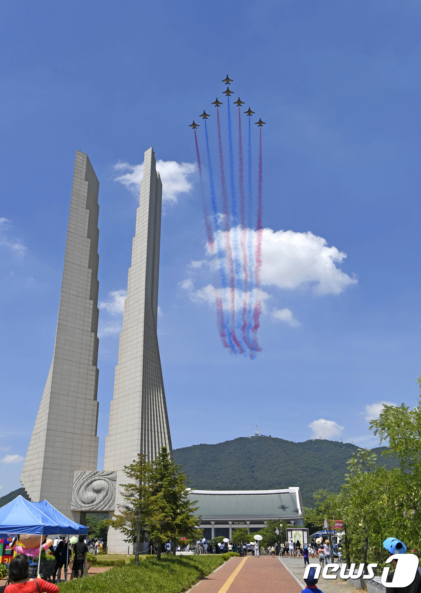 (서울=뉴스1) = 15일 충남 천안 독립기념관에서 열린 '광복 73주년 경축 문화행사'에서 공군 특수비행팀 블랙이글스가 에어쇼를 선보이고 있다. (공군 제공) 2018.8.15/ …