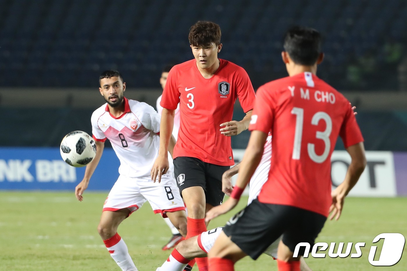 (반둥=뉴스1) 임세영 기자 = 김민재가 15일 오후 인도네시아 반둥에서 열린 2018 자카르타·팔렘방 아시안게임 U-23 남자축구 대한민국과 바레인의 조별리그 1차전에서 패스를 …