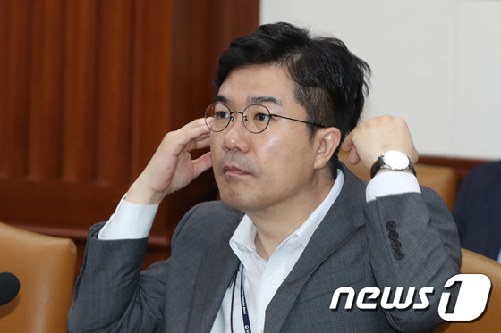 국정현안점검조정회의 참석한 송인배 정무비서관