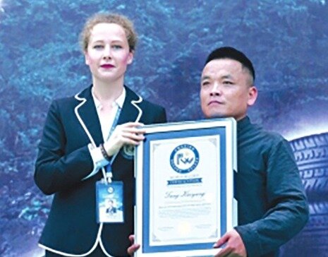 본문 이미지 - 기네스 인증서를 받고 있는 탕페이후 - 구이저우뉴스 갈무리