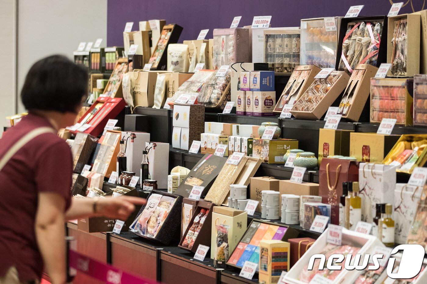 본문 이미지 - 16일 서울 강남구 코엑스에서 열린 '2018 한가위 명절선물전'을 찾은 관람객들이 다양한 추석 선물세트를 살펴보고 있다. 2018.8.16/뉴스1 ⓒ News1 유승관 기자