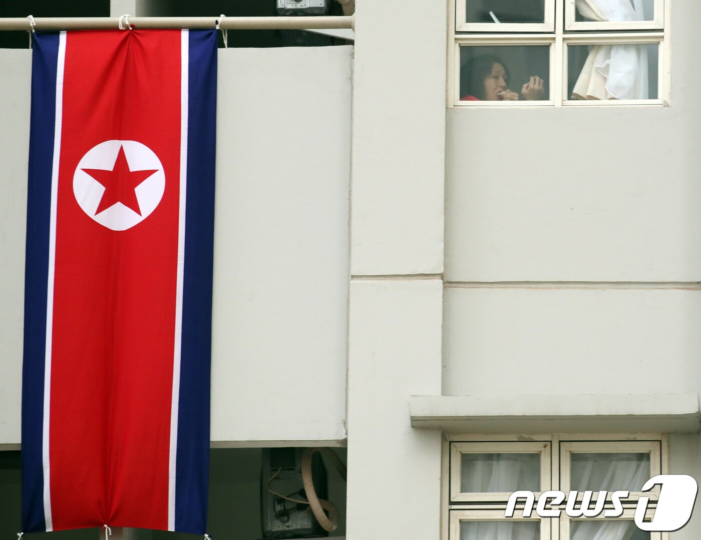 본문 이미지 - 16일 인도네시아 자카르타 케마요란에 위치한 선수촌에서 북한 선수가 휴식을 취하며 군것질을 하고 있다. 2018.8.16/뉴스1 ⓒ News1 김명섭 기자