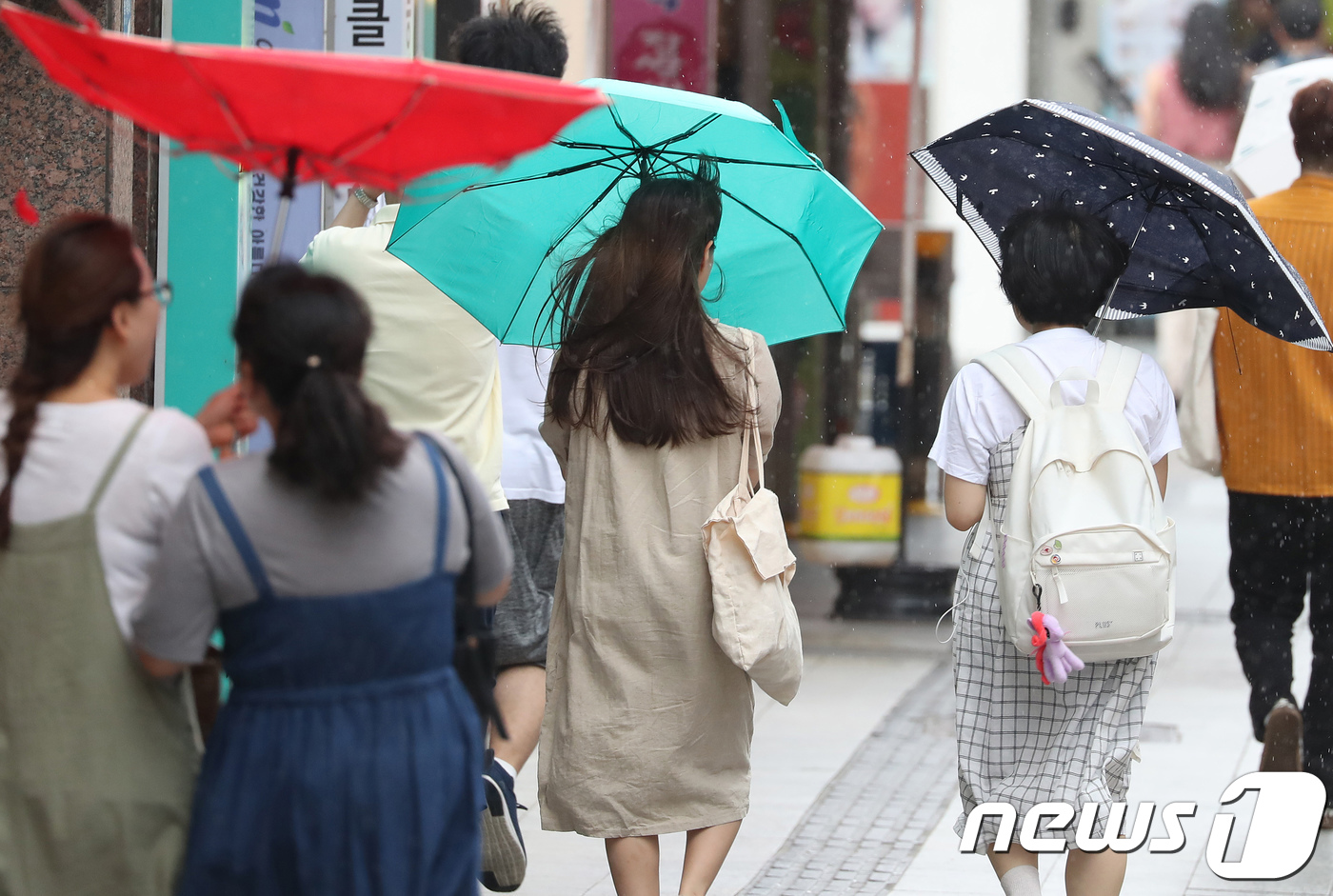 (대구=뉴스1) 공정식 기자 = 삼복 가운데 마지막 복날인 16일 대구지역에 말복 더위를 씻어주는 소나기가 내렸다. 이날 오후 대구 중구 동성로 대구백화점 앞을 지나던 시민들이 갑 …