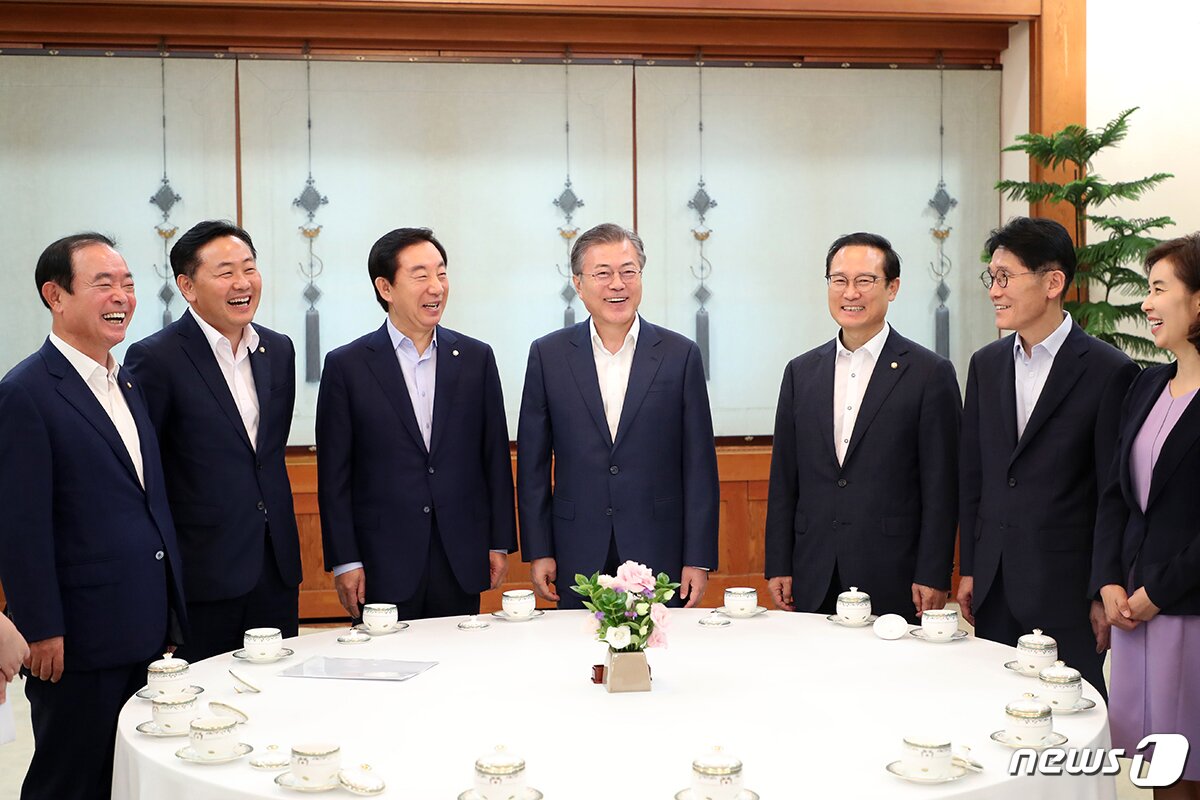 본문 이미지 - 문재인 대통령이 지난 2018년 8월16일 청와대에서 여야 5당 원내대표와 오찬을 함께하기 앞서 차담을 하고 있다. 왼쪽부터 장병완 민주평화당 원내대표, 김관영 바른미래당 원내대표, 김성태 자유한국당 원내대표, 문재인 대통령, 홍영표 민주당 원내대표, 윤소하 정의당 원내대표 권한대행. (청와대제공) /뉴스1