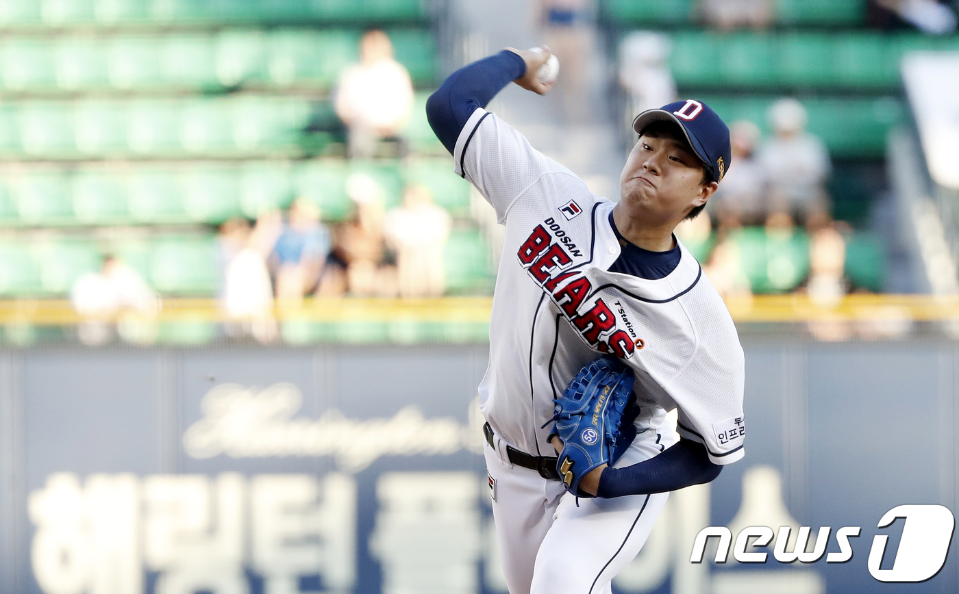 (서울=뉴스1) 이승배 기자 = 16일 오후 서울 송파구 잠실야구장에서 열린 '2018 신한은행 마이카 KBO리그' 프로야구 두산베어스와 넥센히어로즈의 경기에서 두산 선발투수 이영 …