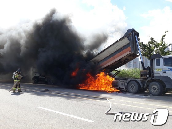 인천 송도 신축공사장서 25톤 트럭서 화재