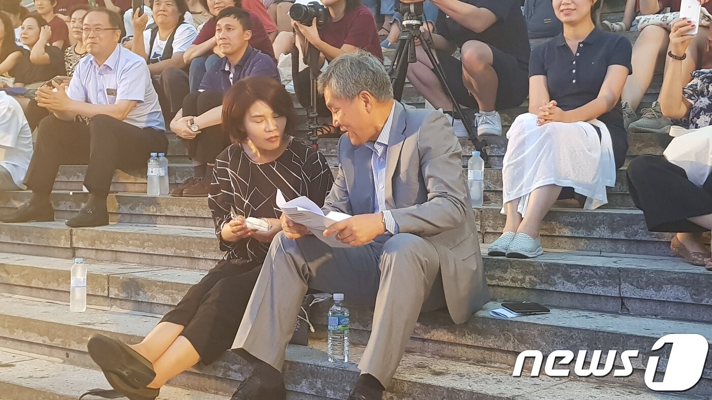 본문 이미지 - 한정애 더불어민주당 의원(왼쪽)과 이상돈 바른미래당 의원이 이날 열린 말복문화제에 참석했다.ⓒ News1