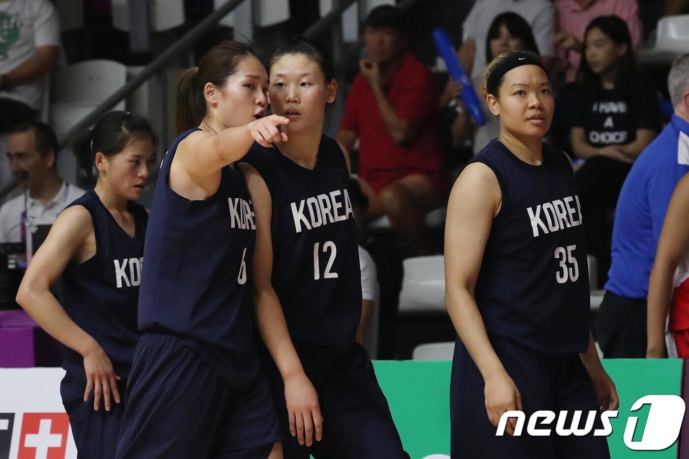 본문 이미지 - 17일 오전 인도네시아 자카르타 겔로라 붕 카르노(GBK) 바스켓홀에서 열린 2018 자카르타·팔렘방 아시안게임 여자농구 조별리그 A조 2차전 남북 단일팀과 대만의 경기에서 최은실과 북측 로숙영이 이야기를 나누고 있다. 2018.8.17/뉴스1 ⓒ News1 임세영 기자
