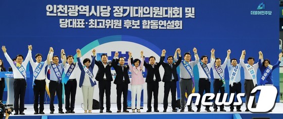 인천서 인사하는 민주당 당대표·최고위원 후보들
