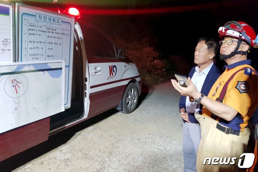 본문 이미지 - 이재수 춘천시장이 17일 오후 강원 춘천시 월곡리 한 야산에 발생한 산불 상황을 점검하고 있다. 이날 이 시장은 평양국제유소년축구대회 일정을 마치고 오후 4시30분 인천공항에 귀국한 뒤 즉시 산불 현장으로 이동했다. (춘천시 제공) 2018.8.17/뉴스1 ⓒ News1 김경석 기자