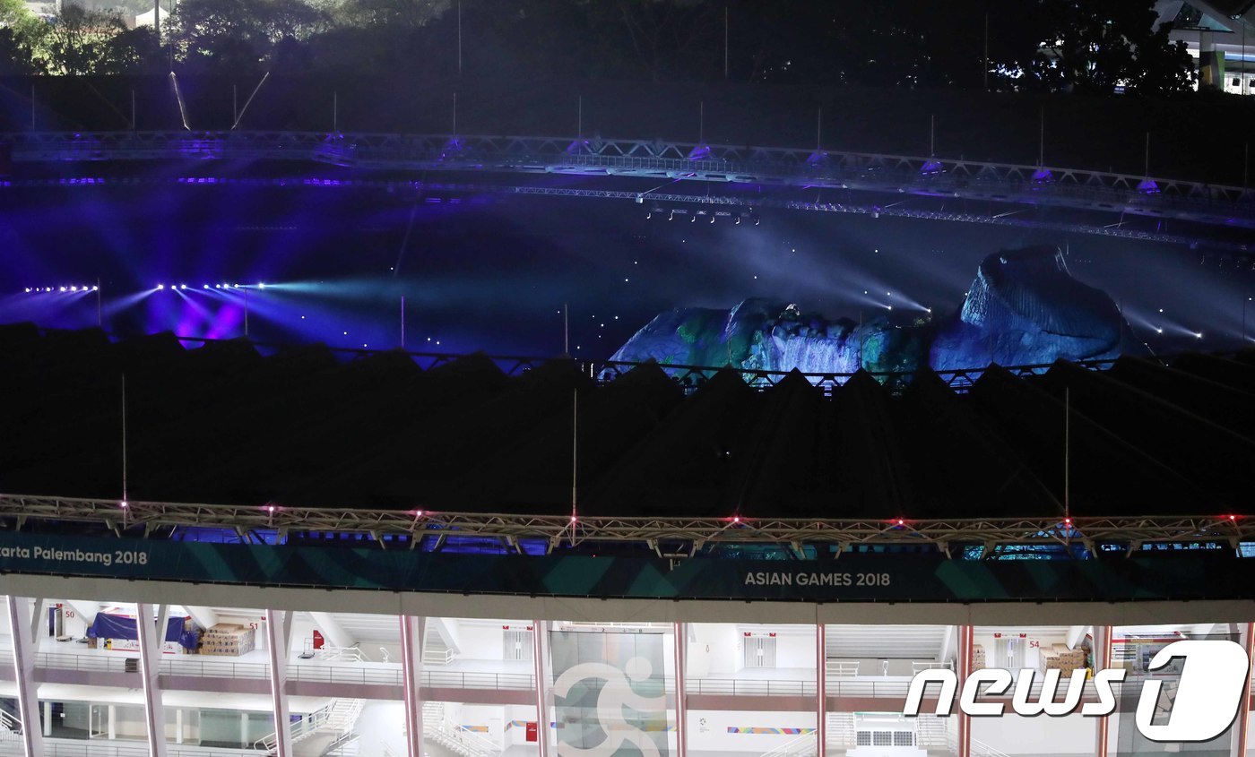 (자카르타(인도네시아)=뉴스1) 김명섭 기자 = 2018 자카르타-팔렘방 아시안게임 개막을 하루 앞둔 17일 인도네시아 자카르타 겔로라 붕 카르노 경기장에서 개막식 리허설 준비가 …
