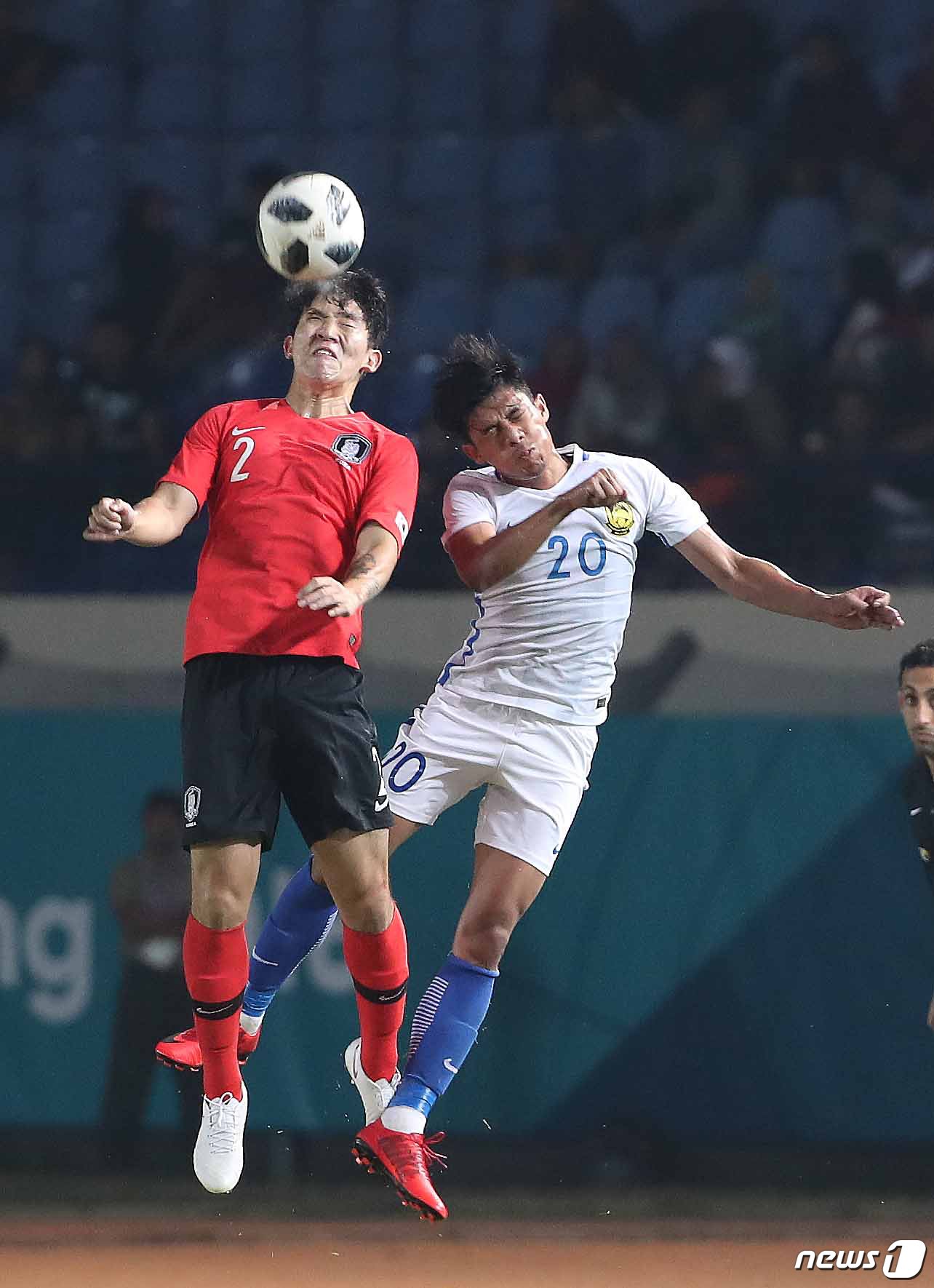 본문 이미지 - 2018 아시안게임에 출전한 황현수(왼쪽). 2018.8.17/뉴스1 ⓒ News1 임세영 기자