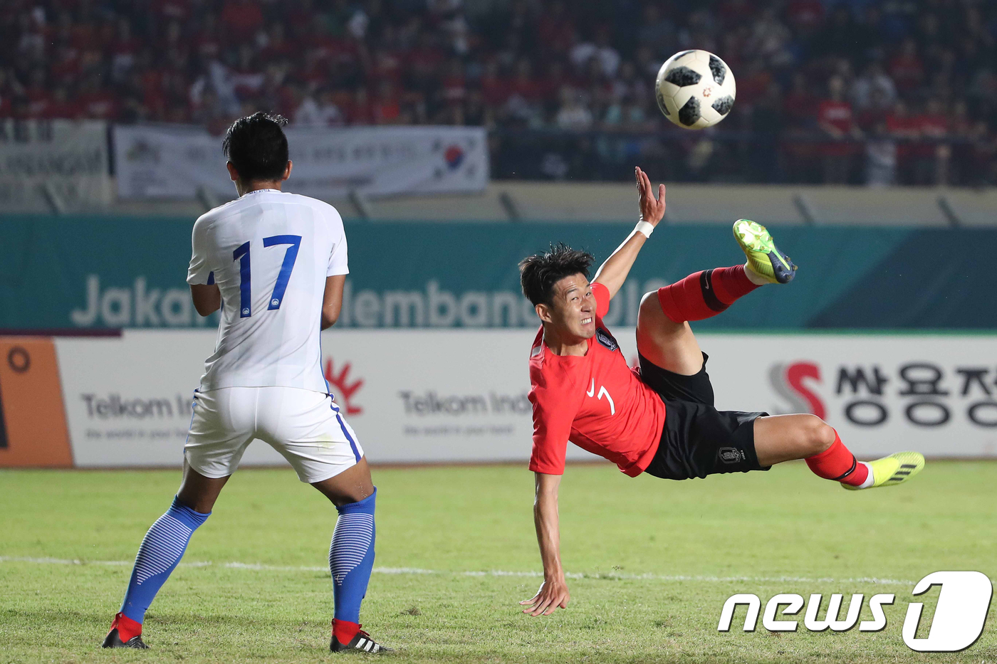 (반둥(인도네시아)=뉴스1) 임세영 기자 = 17일 오후 인도네시아 반둥 시 잘락 하루팟 스타디움에서 열린 2018 자카르타·팔렘방 아시안게임 U-23 남자축구 대한민국과 말레이시 …