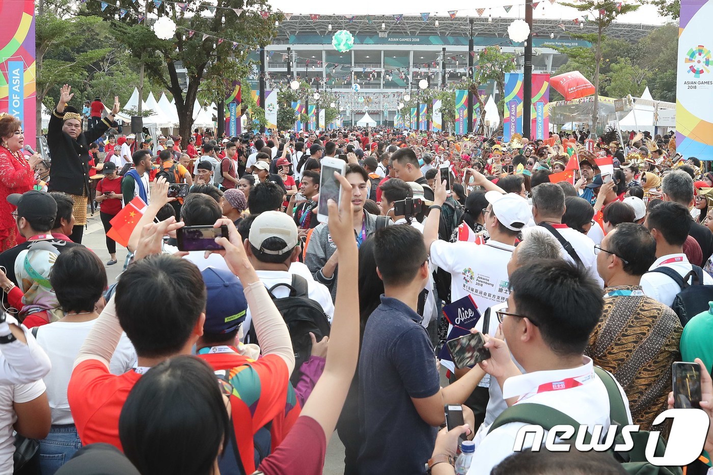 (자카르타(인도네시아)=뉴스1) 임세영 기자 = 18일 오후 인도네시아 자카르타 자카르타 겔로라 붕 카르노 경기장에서 열리는 2018 자카르타·팔렘방 아시안게임 개막식을 보기 위해 …