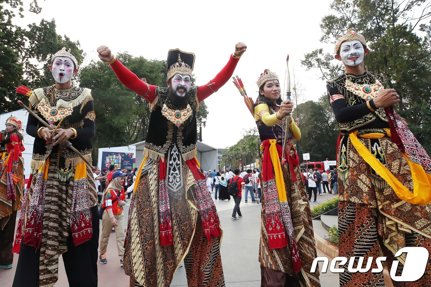 (자카르타(인도네시아)=뉴스1) 임세영 기자 = 2018 자카르타·팔렘방 아시안게임 개막식이 열리는 18일 오후 인도네시아 자카르타 겔로라 붕 카르노 주경기장 앞에서 인도네시아 전 …