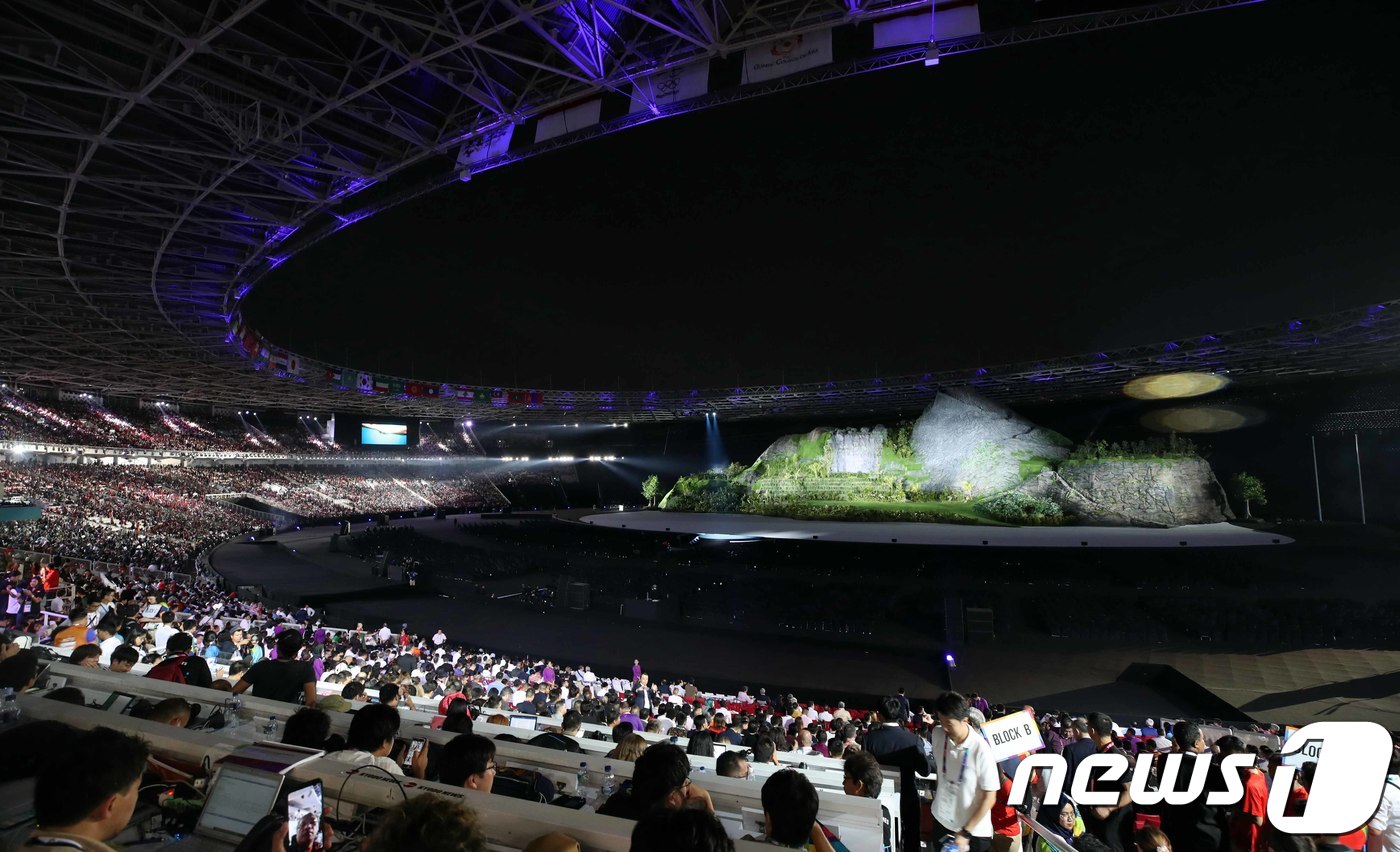 (자카르타(인도네시아)=뉴스1) 김명섭 기자 = 18일 인도네시아 자카르타 겔로라 붕 카르노(GBK) 경기장에서 열린 2018 자카르타 팔렘방 아시안게임 개막식에서 관중들이 사전공 …