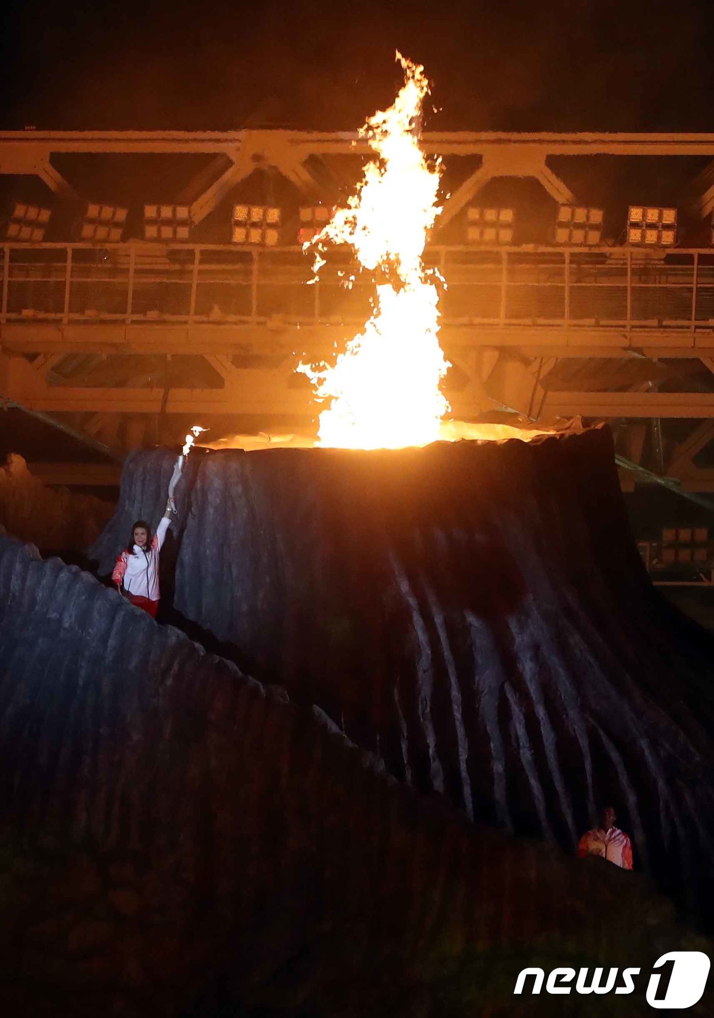 (자카르타(인도네시아)=뉴스1) 김명섭 기자 = 18일 인도네시아 자카르타 겔로라 붕 카르노(GBK) 경기장에서 열린 2018 자카르타 팔렘방 아시안게임 개막식에서 성화가 점화되고 …