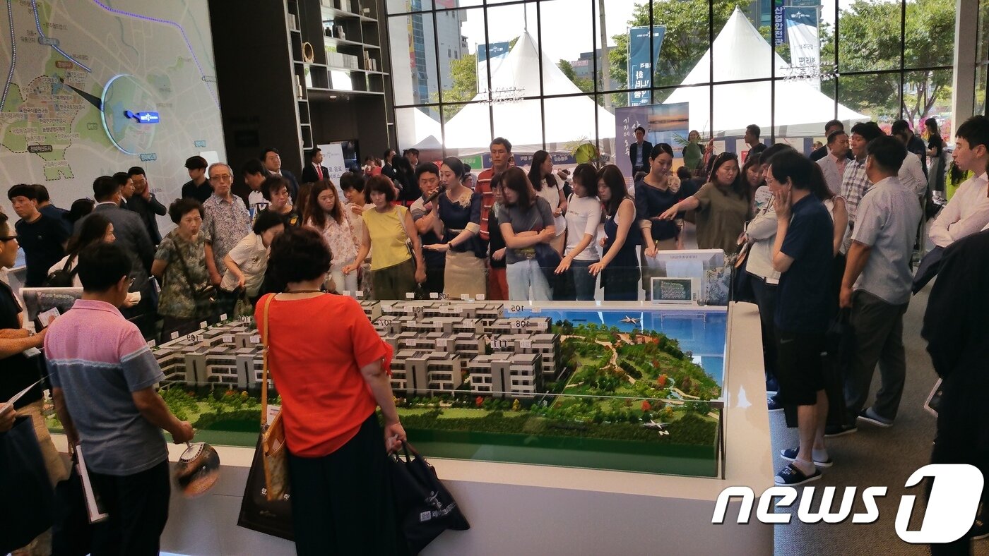 본문 이미지 - 18일 만성 이지움 레이크테라스 견본주택에 많은 시민들이 몰렸다./뉴스1ⓒ News1