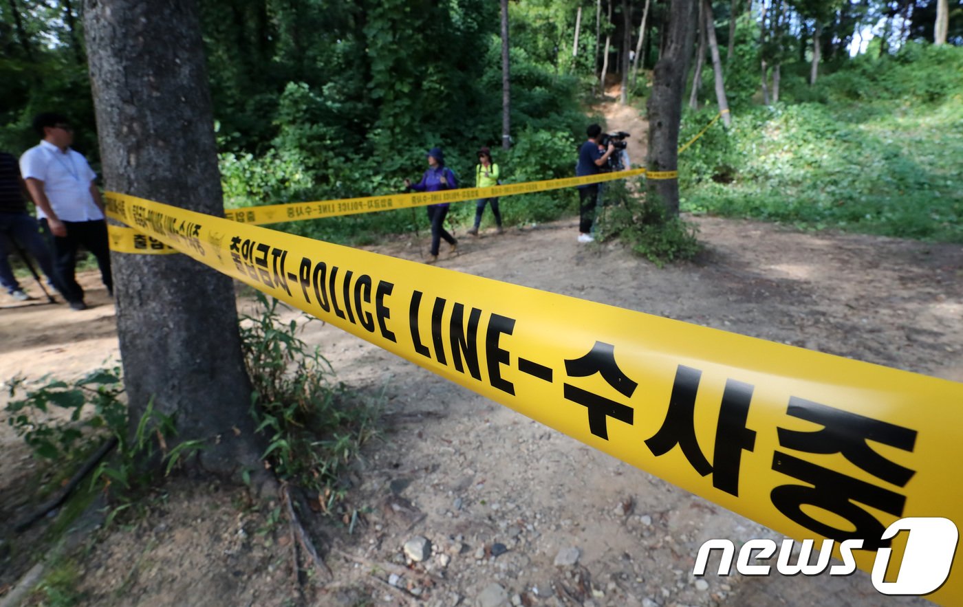 19일 오후 경기도 과천시 서울대공원 장미의언덕 주차장 인근 도로 수풀에 폴리스라인이 설치되어 있다. 경기남부지방경찰청 관계자는 이날 오전 9시 39분께 장미의언덕 주차장 주변을 지나던 서울대공원 직원이 머리와 몸통이 분리된 50대 초반 남성 시신을 발견한 후 경찰에 신고해 출동한 경찰이 인근에서 머리 부분을 추가로 수습했다고 밝혔다. 2018.8.19/뉴스1 ⓒ News1 오장환 기자