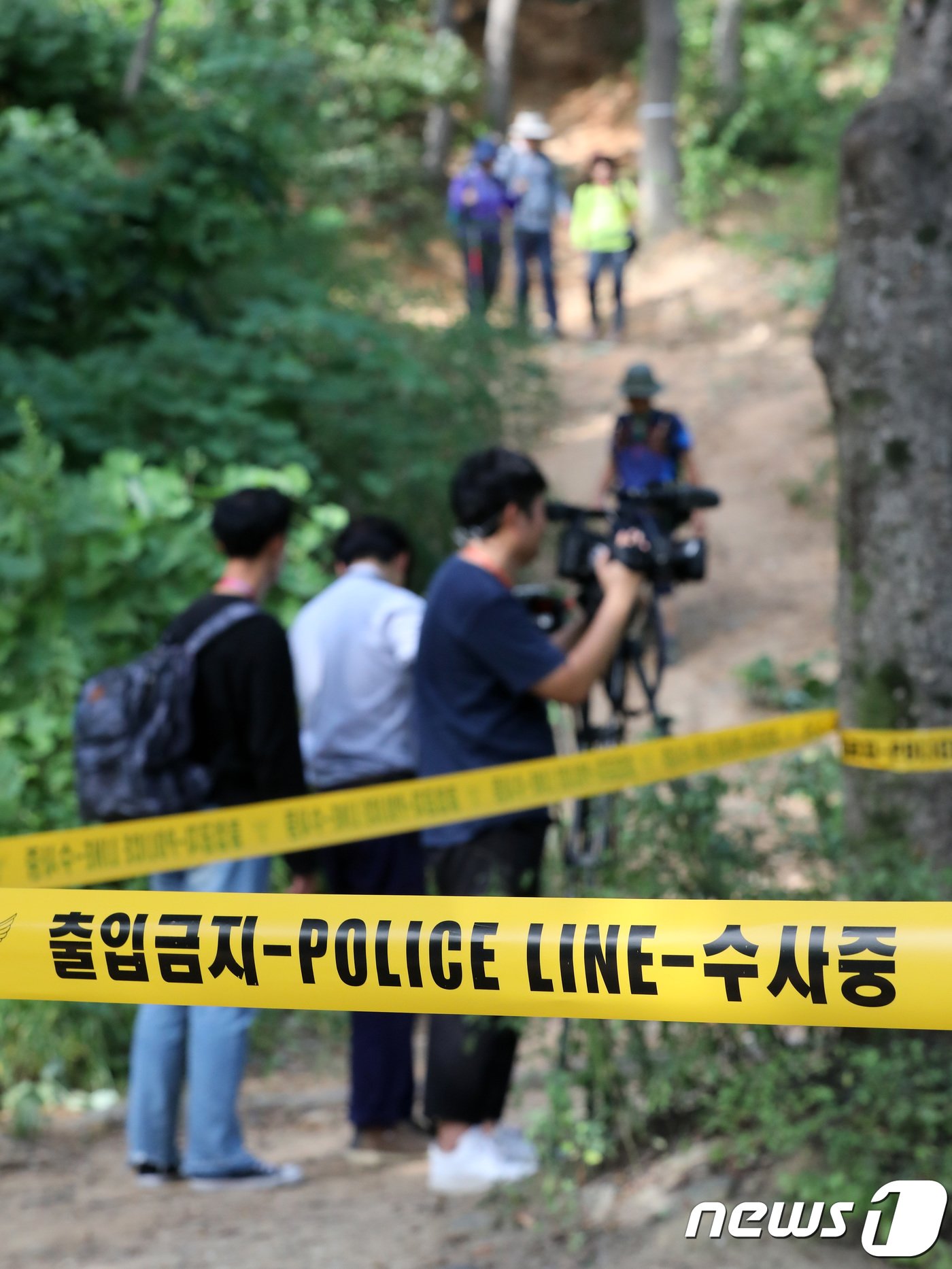 19일 오후 경기도 과천시 서울대공원 장미의언덕 주차장 인근 도로 수풀에 폴리스라인이 설치되어 있다. 경기남부지방경찰청 관계자는 이날 오전 9시 39분께 장미의언덕 주차장 주변을 지나던 서울대공원 직원이 머리와 몸통이 분리된 50대 초반 남성 시신을 발견한 후 경찰에 신고해 출동한 경찰이 인근에서 머리 부분을 추가로 수습했다고 밝혔다. 2018.8.19/뉴스1 ⓒ News1 오장환 기자