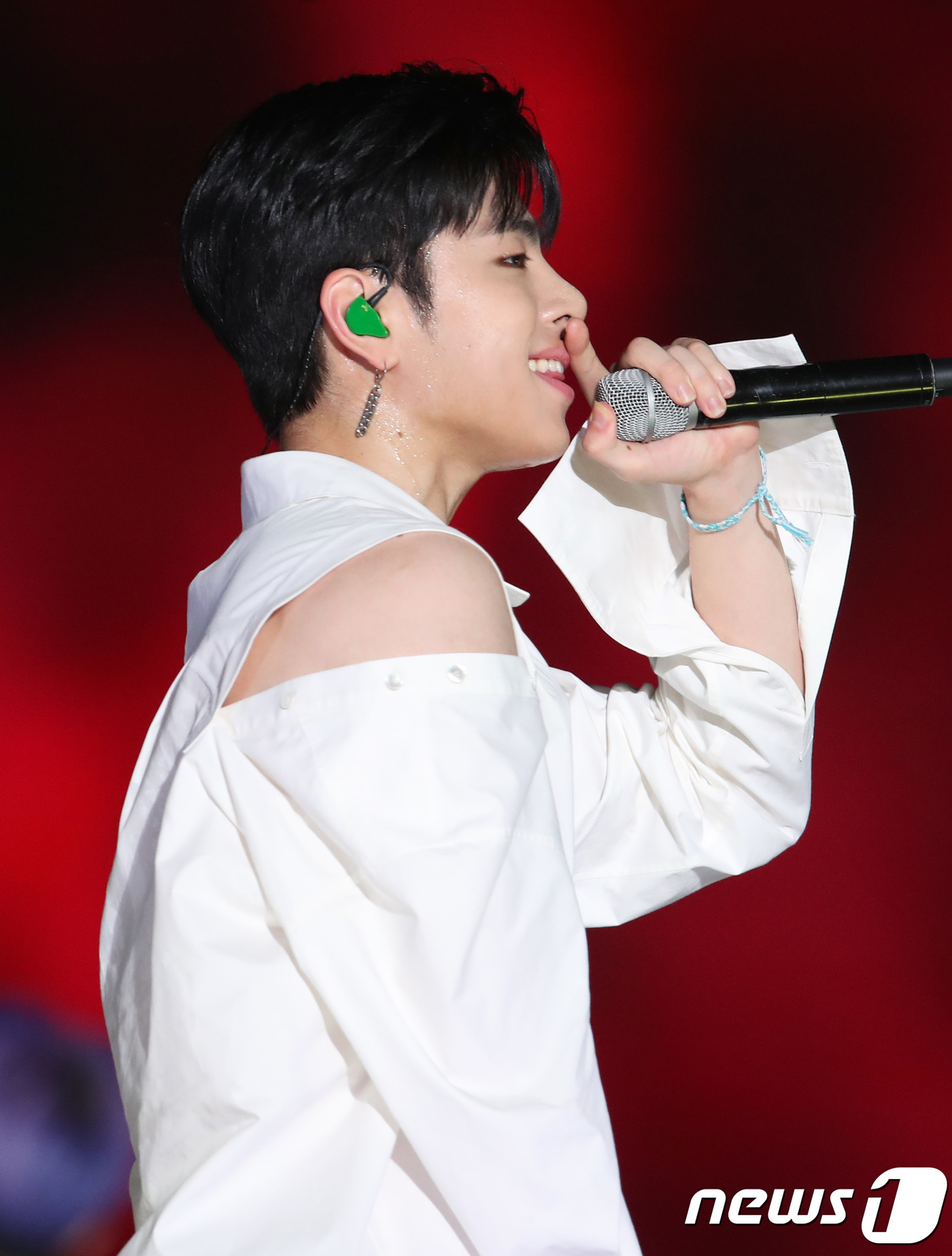 (서울=뉴스1) 권현진 기자 = 아이콘 구준회가 1일 오후 서울 구로구 고척 스카이돔에서 열린 '2018 코리아 뮤직 페스티벌'(코뮤페)에 출연해 화려한 공연을 선보이고 있다. 2 …