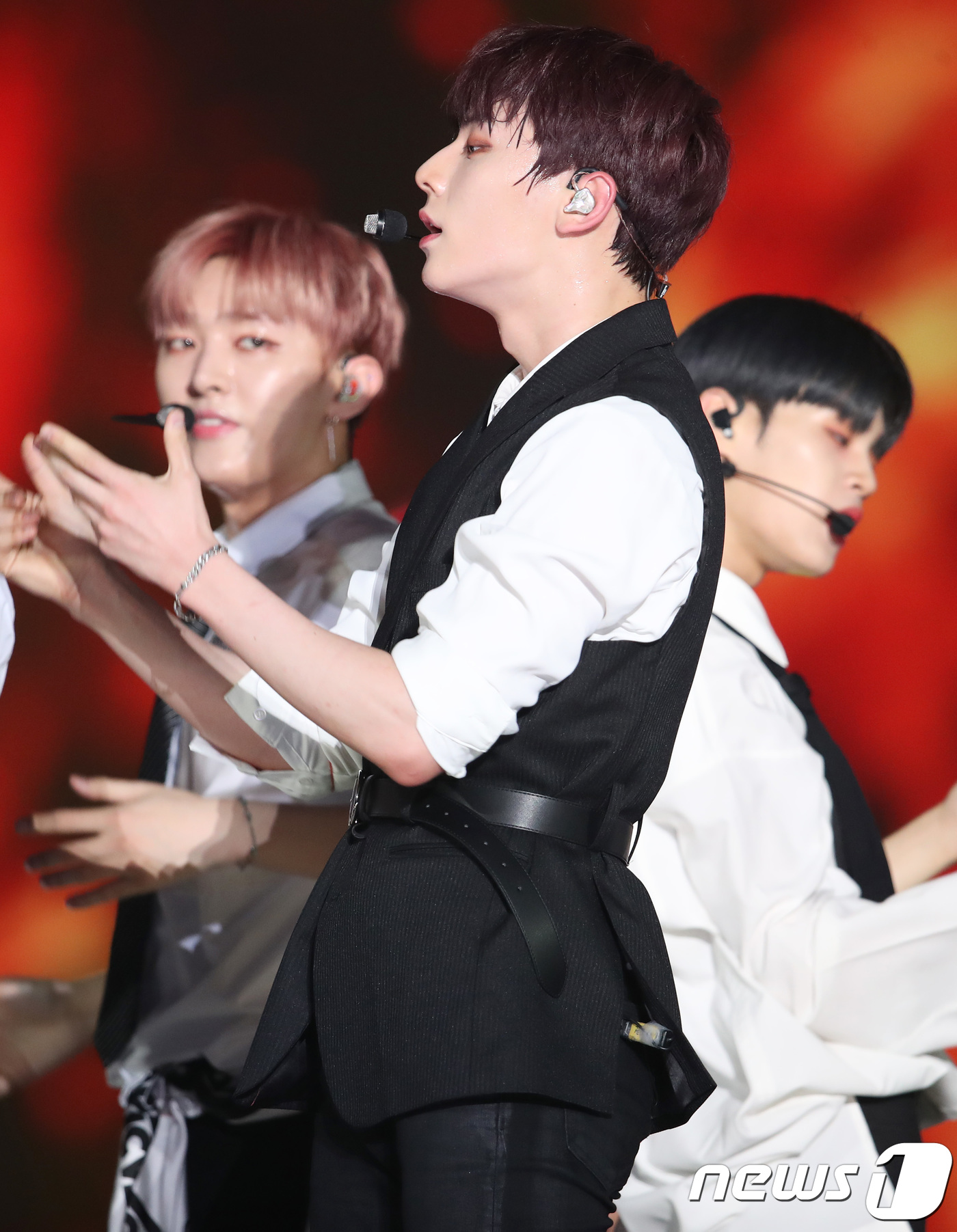 (서울=뉴스1) 권현진 기자 = 워너원 윤지성(왼쪽부터), 황민현, 이대휘가 1일 오후 서울 구로구 고척 스카이돔에서 열린 '2018 코리아 뮤직 페스티벌'(코뮤페)에 출연해 화려 …