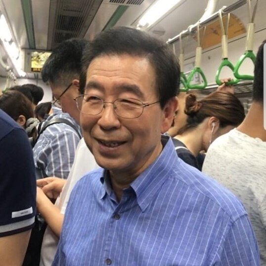 본문 이미지 - 박원순 서울시장이 강북구 삼양동 옥탑방에 거주 중이던 8월 1일 지하철을 타고 서울시청으로 출근했다(박원순 인스타 제공).ⓒ News1