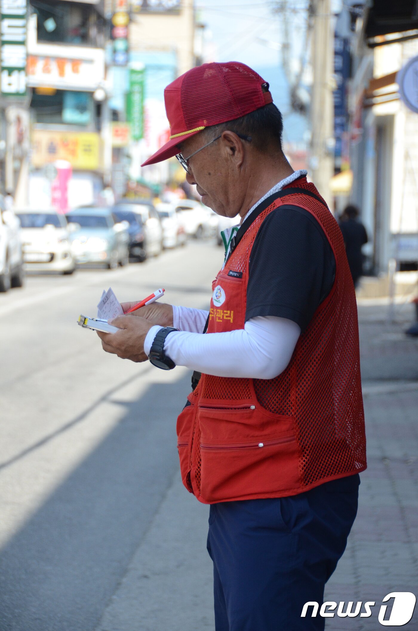 본문 이미지 - 폭염이 기승을 부린 2일 강원 홍천군 홍천읍에서 주차관리 요원인 이병직씨(72)가 더위를 피해 그늘에서 일하고 있다.이씨에 따르면 홍천 기온이 41도를 기록한 지난 1일부터 주차요원이 근무시간이 1시간 단축됐다.이날 홍천군 낮 기온은 오후 2시30분 기준 38.1도를 기록했다.2018.8.2/뉴스1 ⓒ News1 이찬우 기자