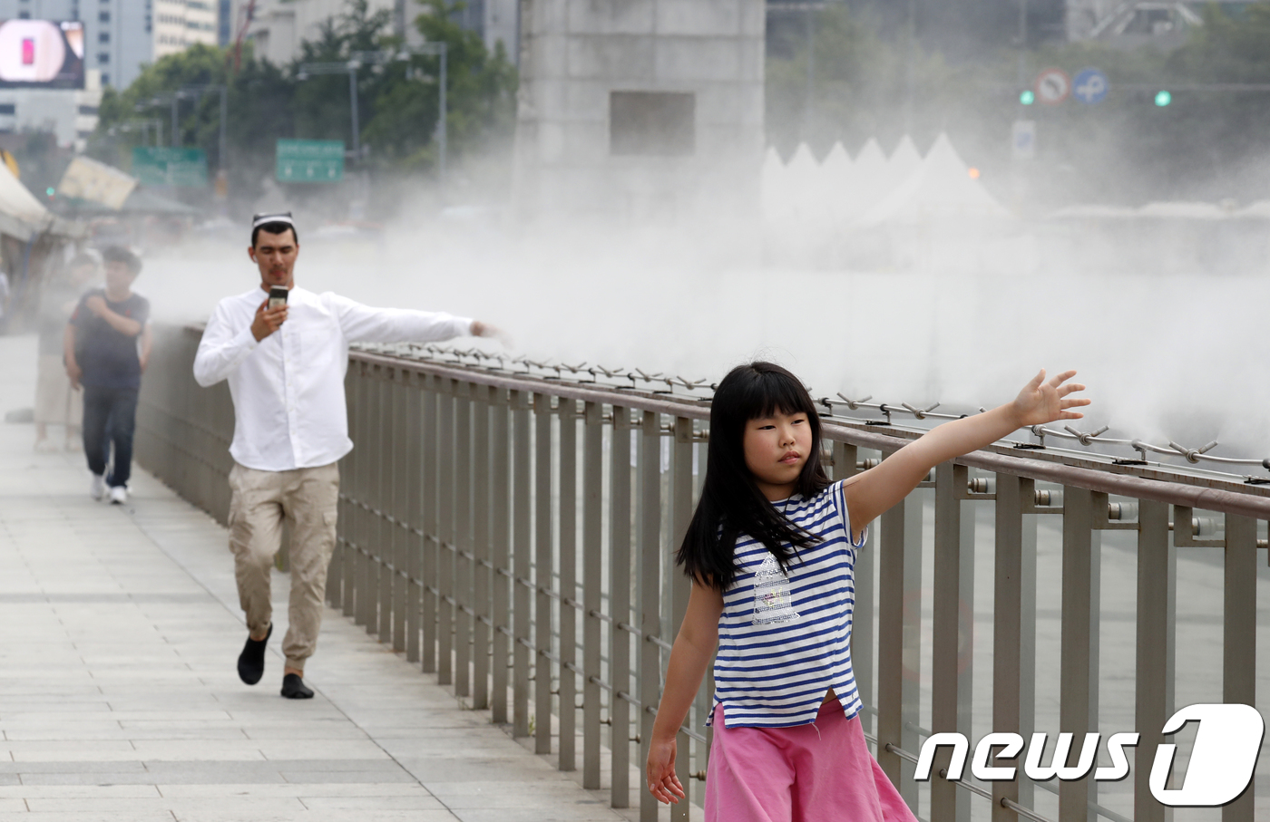 (서울=뉴스1) 이승배 기자 = 연일 폭염이 이어지고 있는 2일 오후 서울 광화문광장에서 시민과 관광객들이 쿨링포그를 지나며 더위를 식히고 있다. 2018.8.2/뉴스1