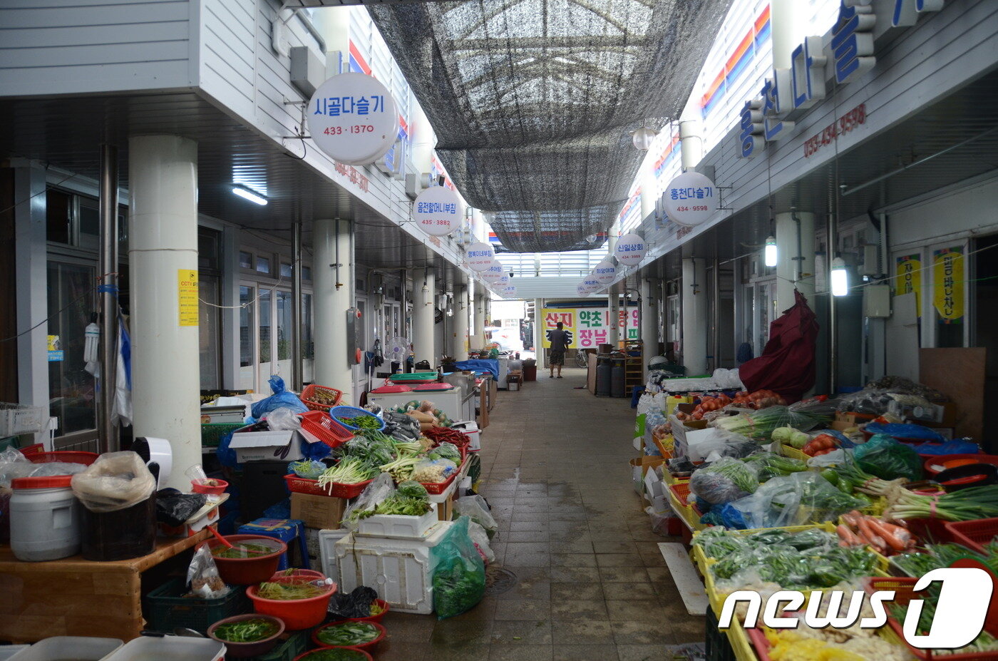 본문 이미지 - 폭염이 기승을 부린 2일 강원 홍천군 전통시장이 한산한 분위기를 보이고 있다.2018.8.2/뉴스1ⓒ News1