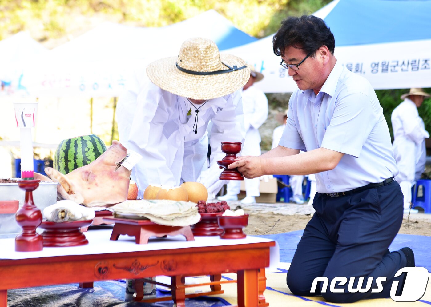 본문 이미지 - 영월 동강뗏목축제가 막을 올린 2일 최명서 영월군수가 강원 영월군 덕삼교에서 2018 동강뗏목축제의 안녕을 기원하는 뗏목고사를 지내고 있다. 2018.8.2/뉴스1 ⓒ News1 박하림 기자