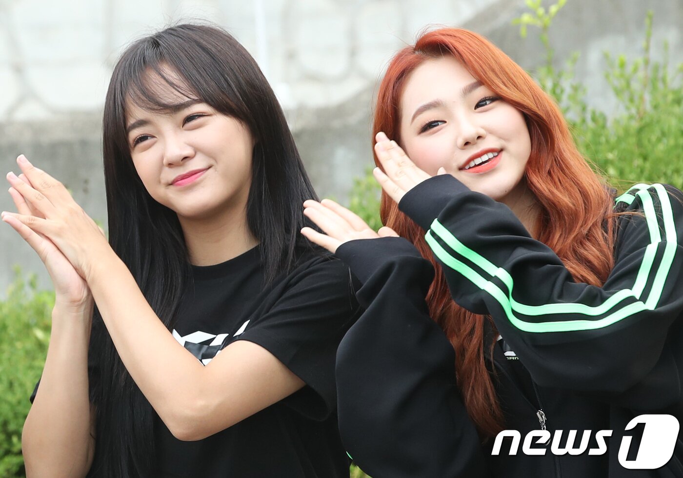 본문 이미지 - 구구단 세정, 미나(오른쪽)가 20일 오전 고양체육관에서 열리는 MBC 추석특집 ‘2018 아이돌스타 육상 선수권대회’(아육대) 녹화에 참석해 인사를 하고 있다. 2018.8.20./뉴스1 ⓒ News1 권현진 기자