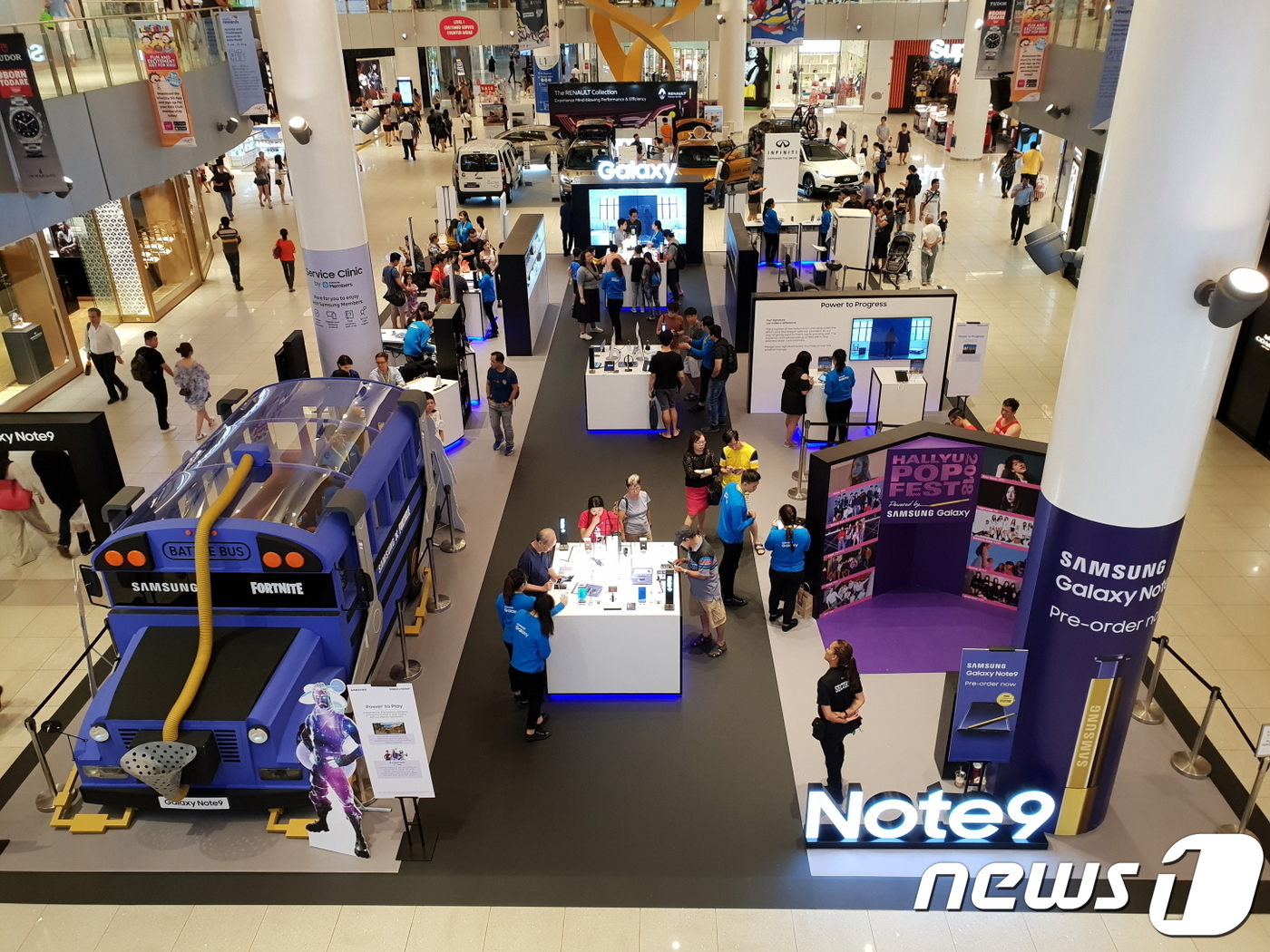 (서울=뉴스1) = 삼성전자가 15일(현지시간) 싱가포르 상업중심지 비보시티(VIVO CITY)에서 운영하고 있는 갤럭시 스튜디오에서 소비자들이 '갤럭시 노트9'를 체험하고 있다. …