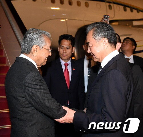 본문 이미지 - 지난해 마하티르 총리가 중국을 방문했을때, 왕이 외교부장이 직접 공항에 나가 영접하고 있다. ⓒ News1