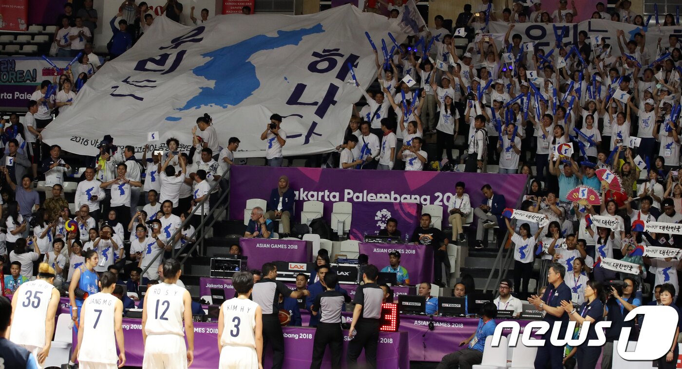 본문 이미지 - 20일 인도네시아 자카르타 겔로라 붕 카르노(GBK)바스켓홀에서 열린 2018 자카르타- 팔렘방 아시안게임 여자농구 경기에서 이낙연 국무총리, 도종환 문체부장관, 김일국 북한 체육상이 남북단일팀 선수들을 격려하고 있다. 2018.8.20/뉴스1 ⓒ News1 김명섭 기자